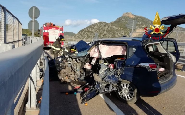 Spaventoso incidente sulla 125: auto sbanda e si schianta contro il guard rail, due i feriti