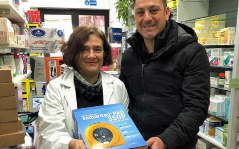 Le Torri Volley, nuovo defibrillatore: «Un immenso grazie alla Farmacia Arbatax»