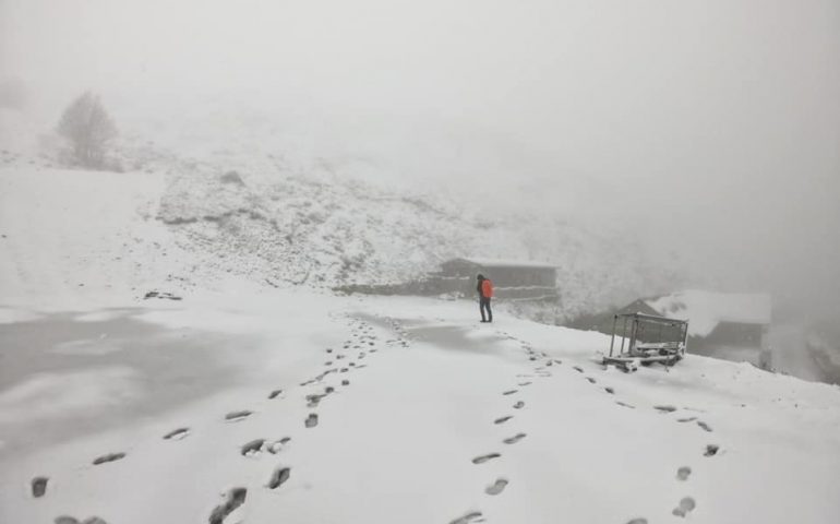 La Sardegna si tinge (finalmente) di bianco: la magia della neve a Fonni