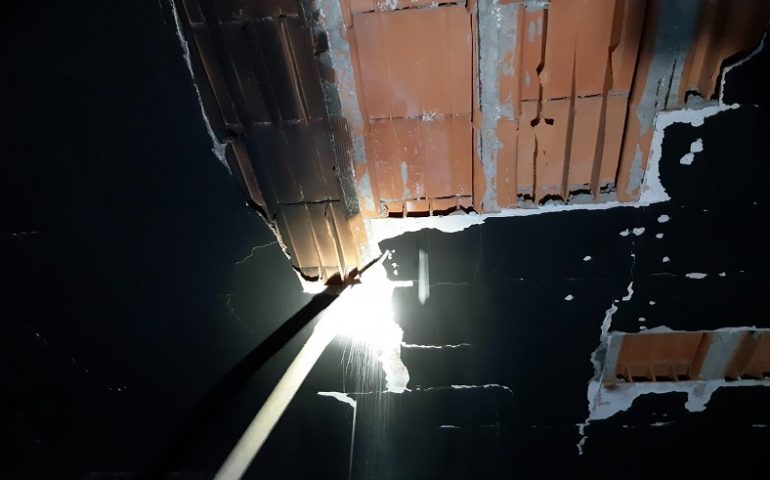 Nuoro, incendio parte dal soggiorno e divampa: donna portata in ospedale