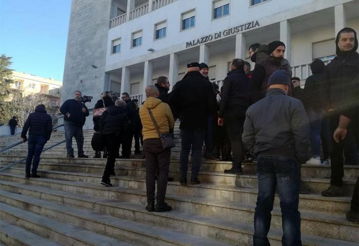 Nuoro, sit in dei pastori davanti al tribunale. Oggi la prima udienza per i partecipanti alla protesta del latte