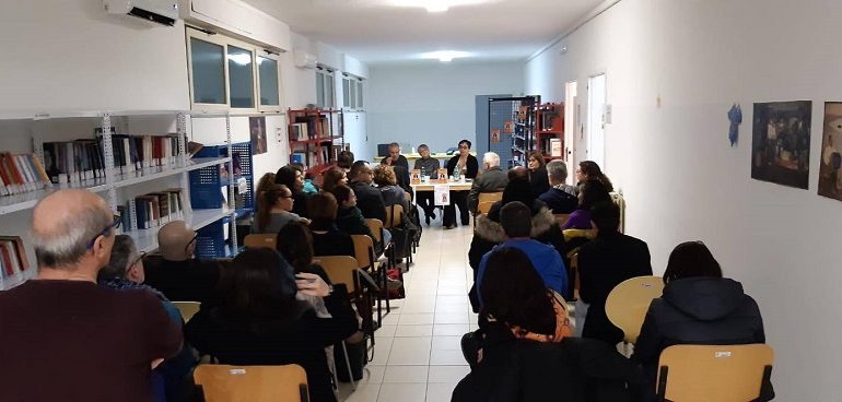 Bari Sardo. Biblioteca piena e pubblico partecipe: grande successo per “La colpa di Ines – Sa tribulia”