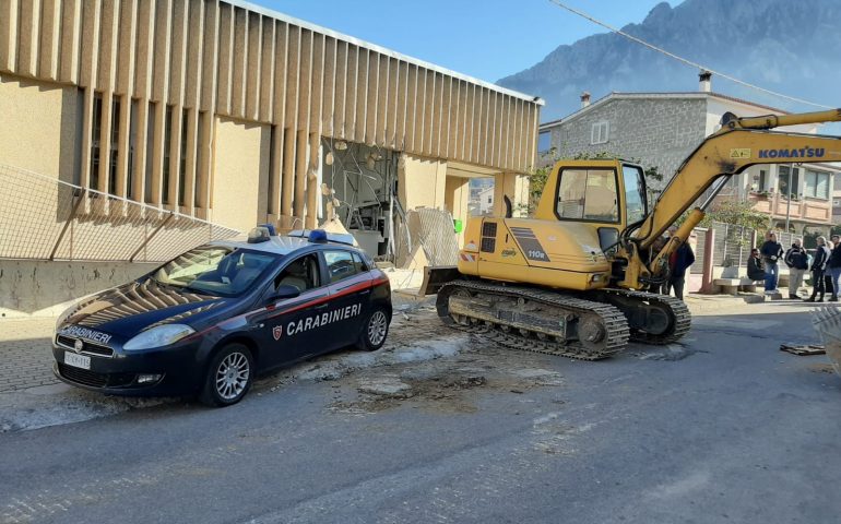 Con la ruspa sfondano ingresso dell’ufficio postale, poi tentano di rubare il Bancomat. Notte movimentata a Oliena