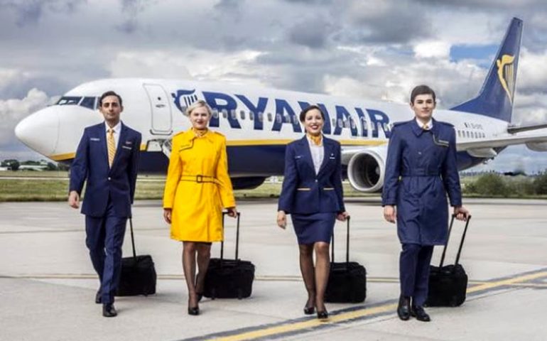 LAVORO. Ryanair cerca assistenti di volo. Selezioni anche a Cagliari