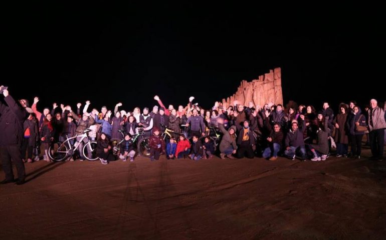 Quattro anni fa il selfie dei 100: flash mob alle Rocce Rosse in occasione del Giro d’Italia