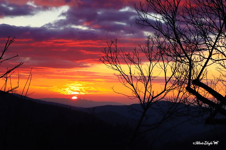 La foto. Tramonto infuocato sul Gennargentu, quando il cielo diventa un’opera d’arte