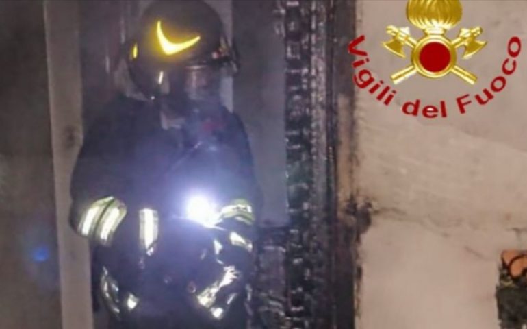 Prende fuoco il camino, fiamme nella casa di un 55enne. Vigili del fuoco al lavoro a Mamoiada