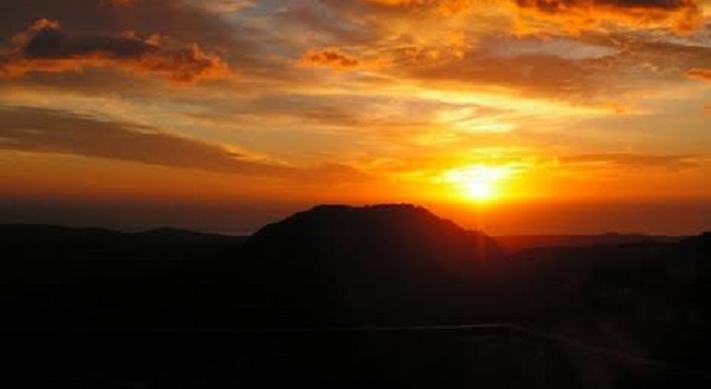 Le foto dei lettori. Una bellissima alba sorge sul golfo di Arbatax: lo scatto da Lanusei