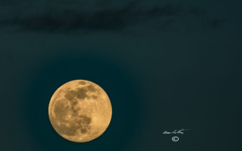 La Luna di Neve vista dall’Ogliastra: Cristian Mascia immortala la bellezza del satellite “vicino” alla Terra