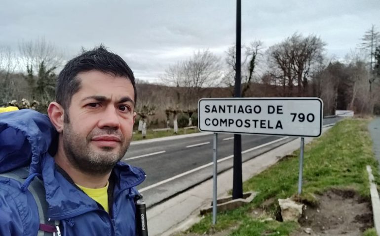 Il cammino di Santiago in solitaria. L’esperienza del tortoliese Maurizio Cheri: “800 km per mettere alla prova mente e corpo”