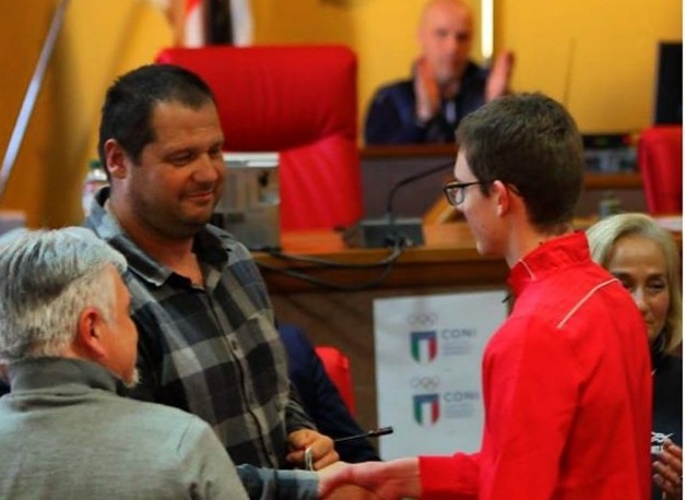 Valerio Caredda, della G.S. Atletica Ogliastra, premiato con il titolo regionale sui 300mt per la miglior prestazione