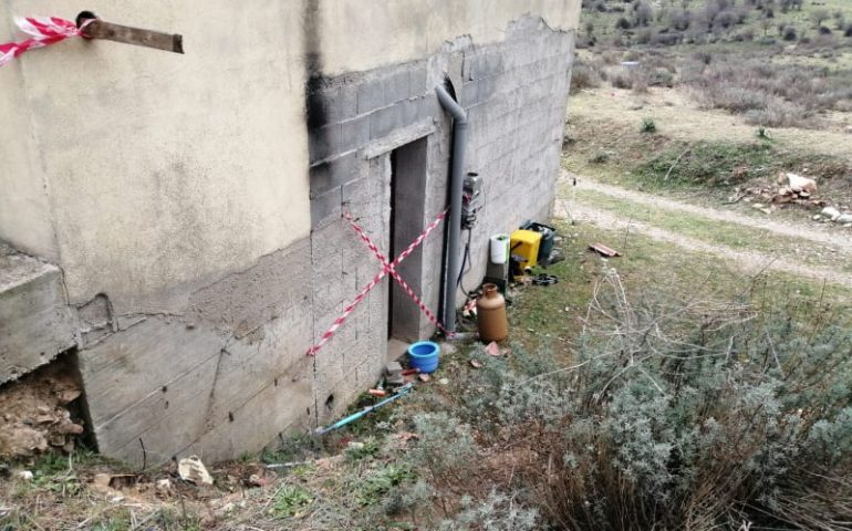 (FOTO) Raid incendiario a Villagrande. Nel mirino la casa di campagna di un consigliere comunale