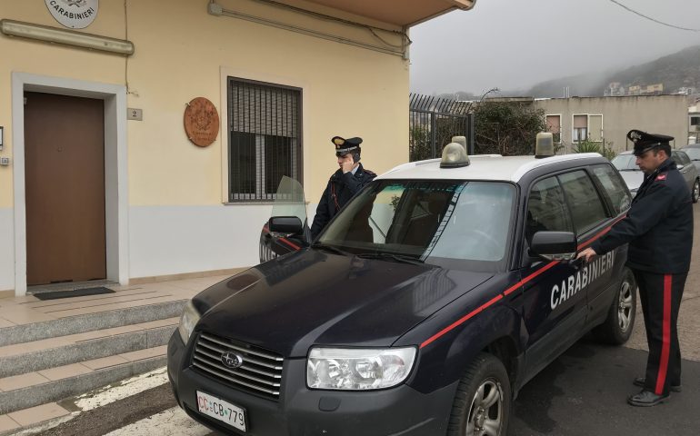 Arzana, trovato in campagna dai carabinieri un furgone rubato. Si indaga sugli autori del furto