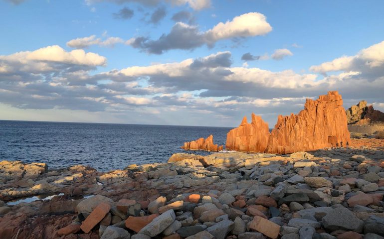 Le foto dei lettori. Lo spettacolo delle Rocce Rosse nello scatto di Beatrice Foddis