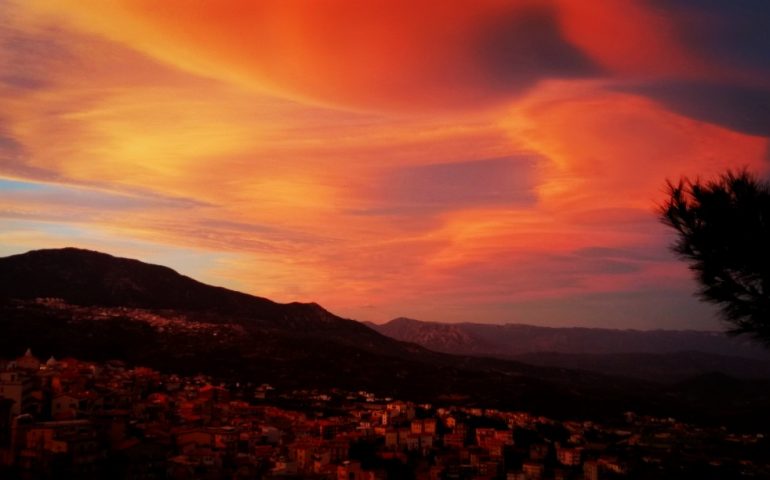 Le foto dei lettori. Mille pennellate di rosso nel cielo di Lanusei