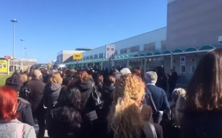 Aeroporto di Olbia: in centinaia manifestano contro la chiusura di Air Italy