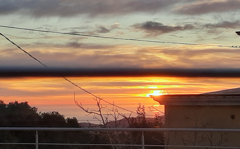 Le foto dei lettori. L’alba sul mare vista da Arzana