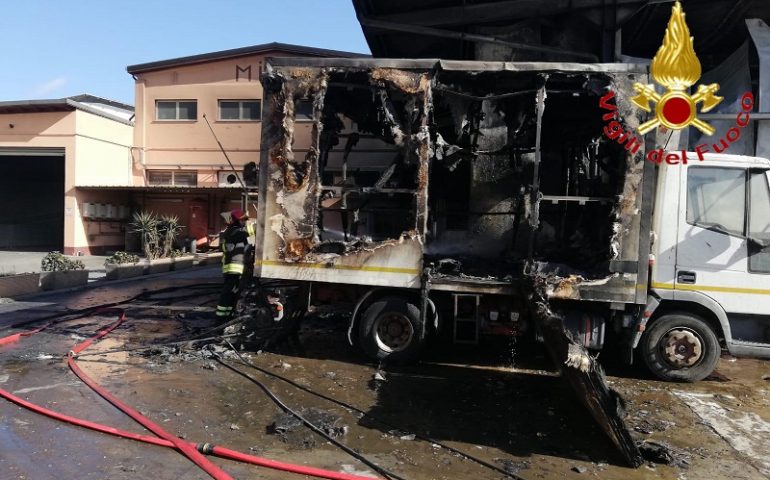 (FOTO) Azienda di lavorazione e distribuzione carni: fuoco vicino ai motori delle celle. Vigili del fuoco al lavoro a Bortigali