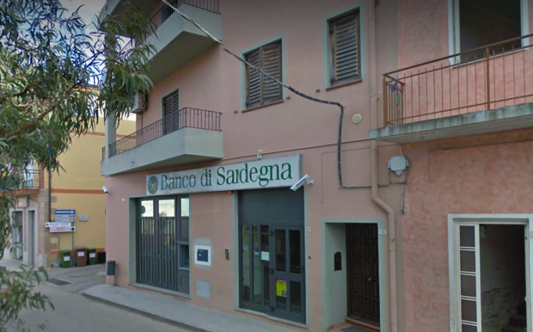 Bari Sardo, rapinano una signora davanti alla banca. Poi scappano in moto sparando colpi di pistola in aria