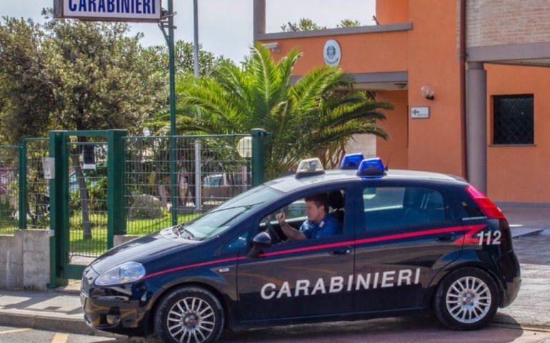 Carbonia, gelosa del compagno lo accoltella: 40enne in manette per tentato omicidio