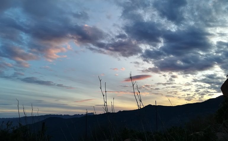 Le foto dei lettori. Le mille sfumature di un cielo ogliastrino nello scatto di Ilaria Cucca