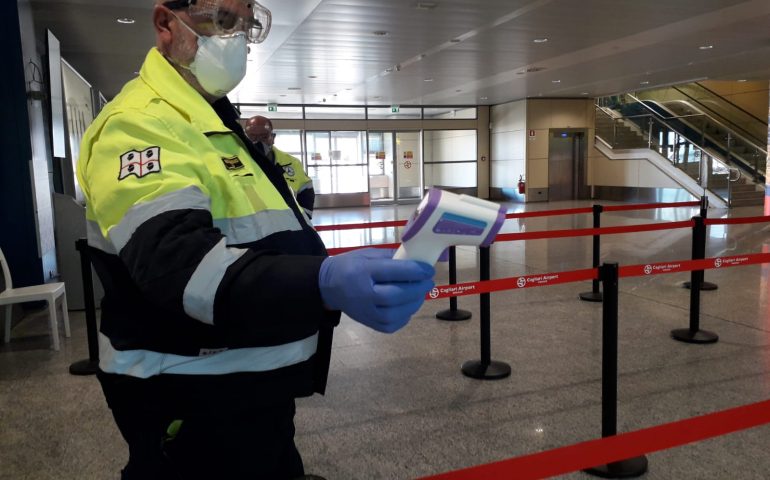 (VIDEO) Coronavirus. Elmas, controlli rigidi agli arrivi all’Aeroporto: tre termoscanner manuali e uno su drone