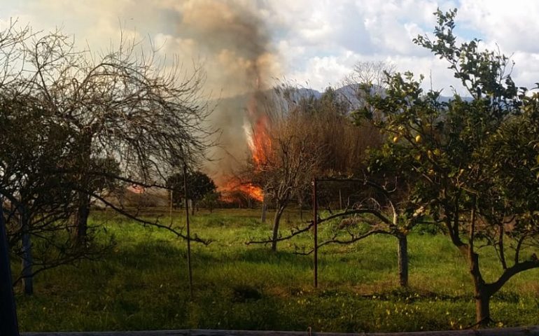 (FOTO) Ancora fiamme: fuoco ad Ardali. Vigili del fuoco di Tortolì in azione per spegnere le fiamme