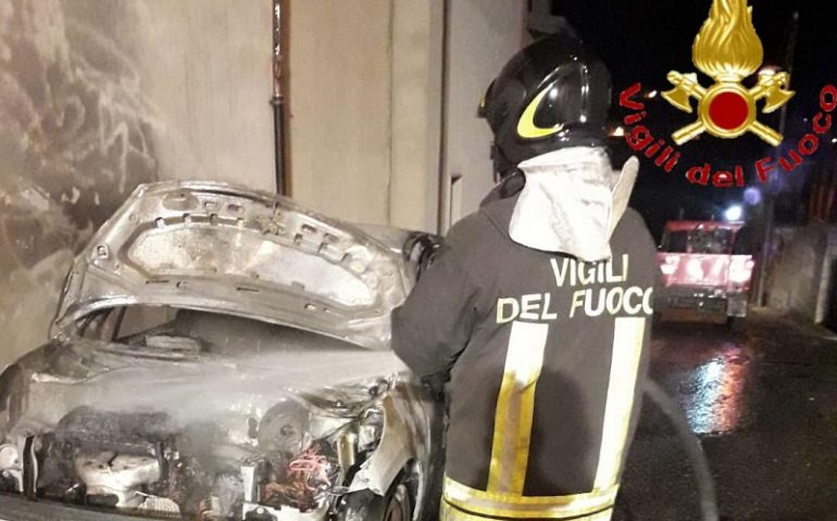 L’auto di una donna in fiamme nella notte, i Vigili del fuoco in azione a Silanus