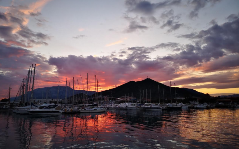 La foto. Un bellissimo e romantico tramonto sul mare a La Caletta