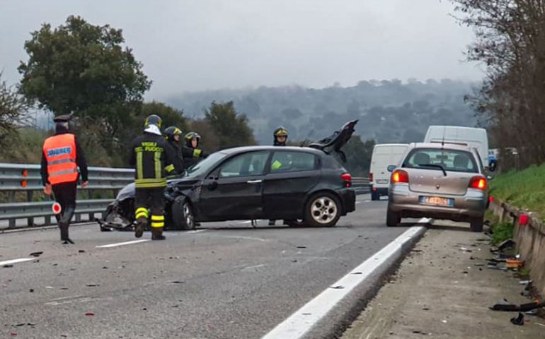 Nuoro, esce fuori strada con l’auto e viene tamponata poco dopo da un furgone. 49enne al San Francesco