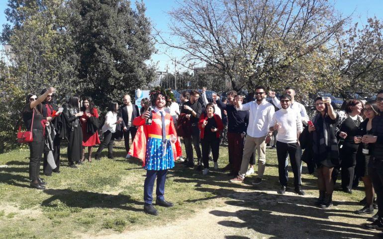 La foto: dopo la laurea, brindisi a Monte Claro con parenti e amici venuti dall’Ogliastra