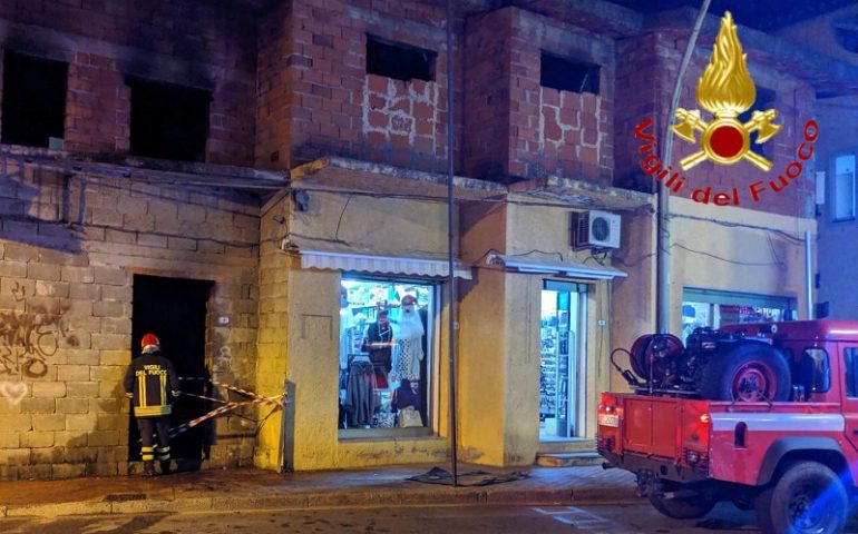 Orosei, fiamme in un magazzino commerciale