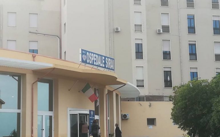 Sardegna, paura in ospedale, infermiere aggredito da paziente: bottiglia in faccia e ferita all’occhio