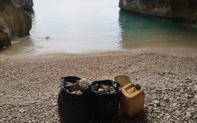 L’uomo ferisce e il mare restituisce. Volontari a Baunei ripuliscono le spiagge dalla plastica
