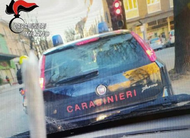 Scattano foto allo spinello vicino all’auto dei Carabinieri: furbetti denunciati per possesso di droga