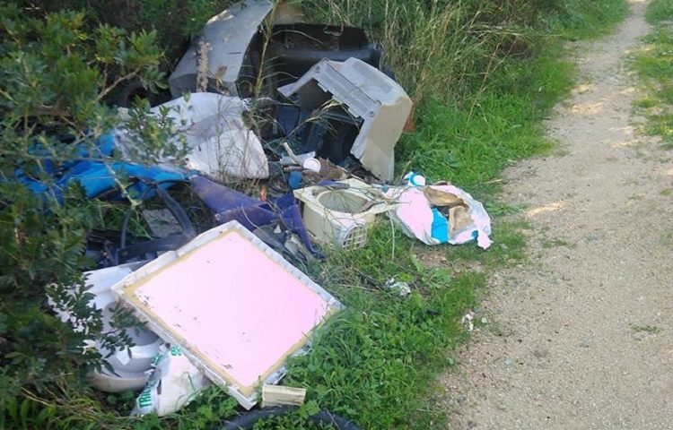 Spazzatura abbandonata presso il Lago di Santa Lucia: l’Ogliastra deturpata ancora dagli incivili