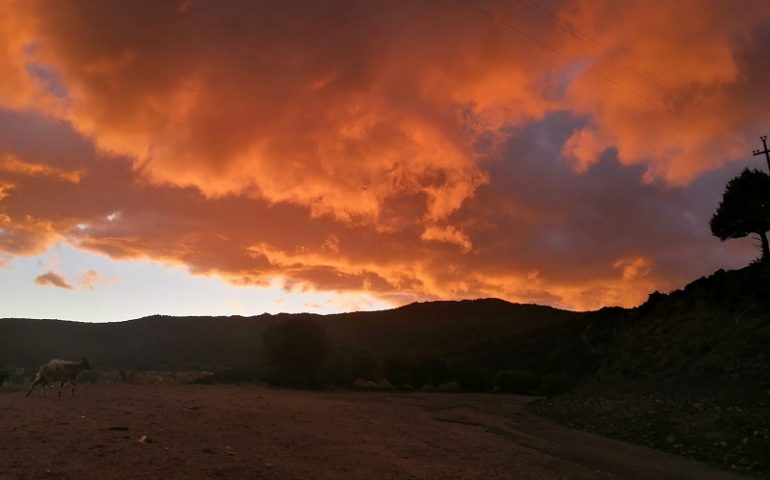 Le foto dei lettori. Villagrande, il tramonto si colora di arancione: lo scatto di Riccardo Floris