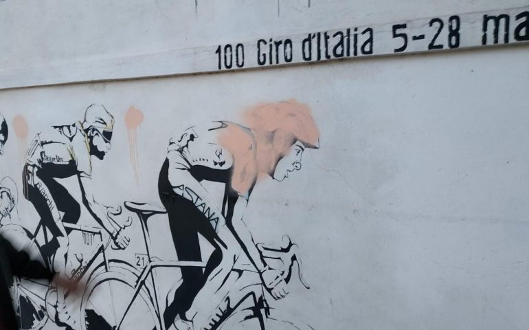 Arbatax, imbrattato il murale dedicato al Giro d’Italia