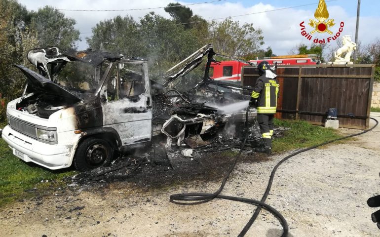 Sassari, camper in fiamme nelle campagne della città. Cause dell’incendio in fase di accertamento.