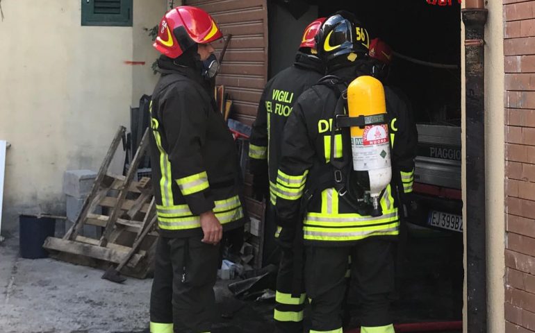 Un garage prende fuoco a Onanì. Due squadre dei Vigili del fuoco al lavoro