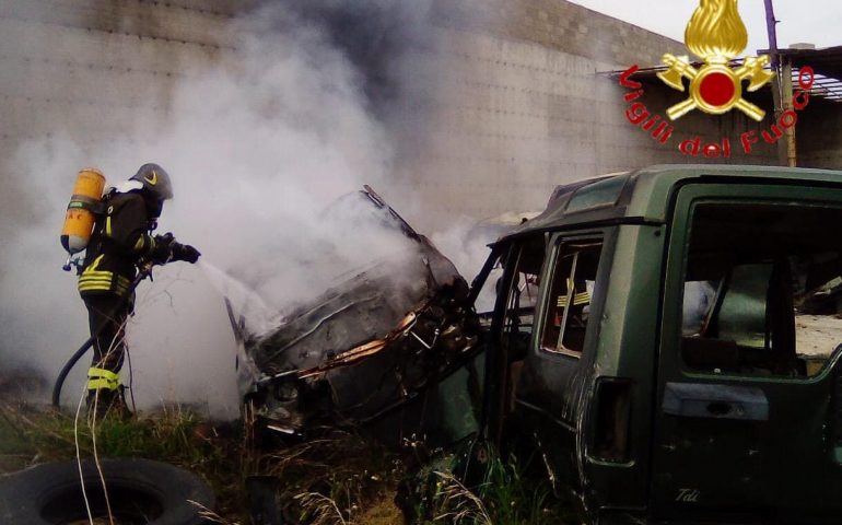 Orgosolo, in fiamme sei carcasse d’auto in un ex deposito. Per i Vigili è dolo