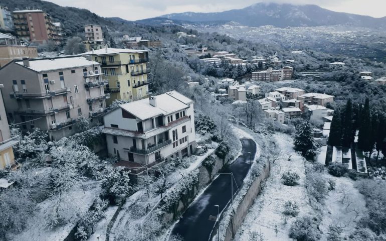 L’Ogliastra si è svegliata imbiancata. La neve a Lanusei, Arzana e Ulassai (FOTO)