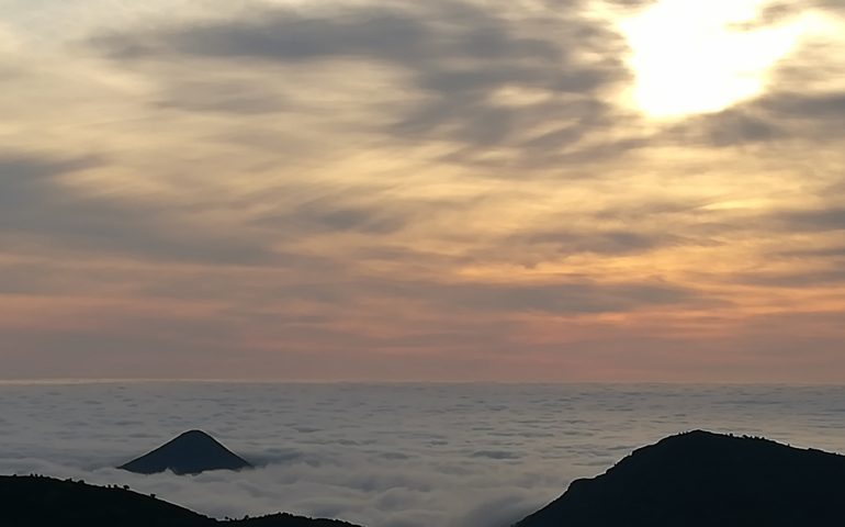 Le foto dei lettori. Un mare di nebbia nello scatto di Luisa Pilia