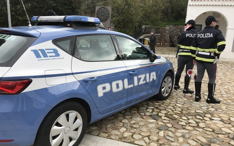 Nuoro, controlli della Stradale sulle derrate alimentari. Nei guai un furgone che trasportava cibo per le scuole