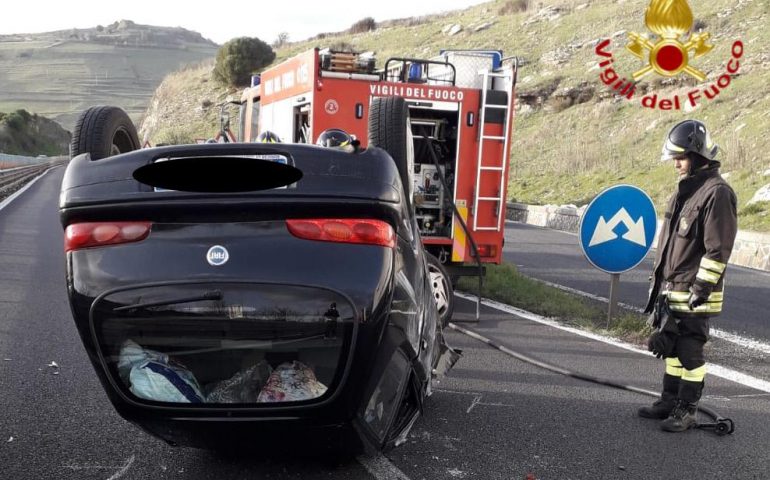 Incidente stradale sulla 131: auto si ribalta, ferito un 23enne