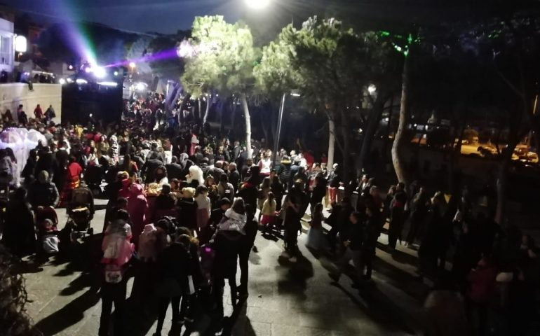 (FOTO E VIDEO) Si chiude il sipario sul Carnevale ad Arbatax: festa più colorata dell’anno nel borgo