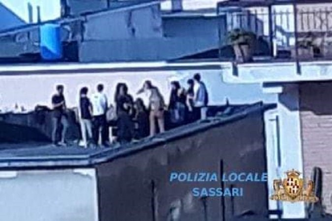 Festino in terrazza nell’emergenza Coronavirus: 16 Erasmus mandati via dall’Università di Sassari