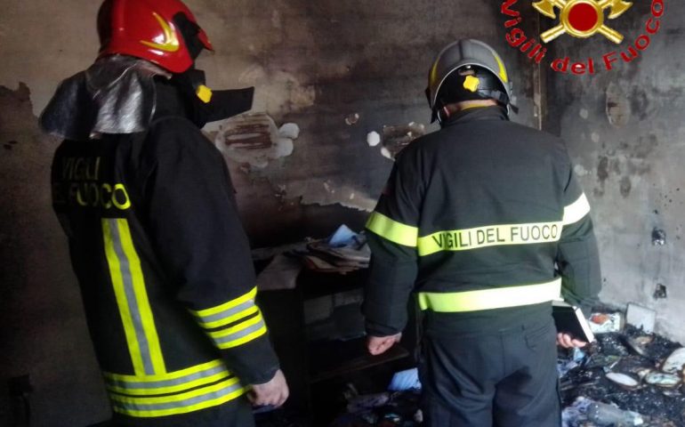 (VIDEO) Incendio in un appartamento a Nuoro: 23enne trasportato in ospedale