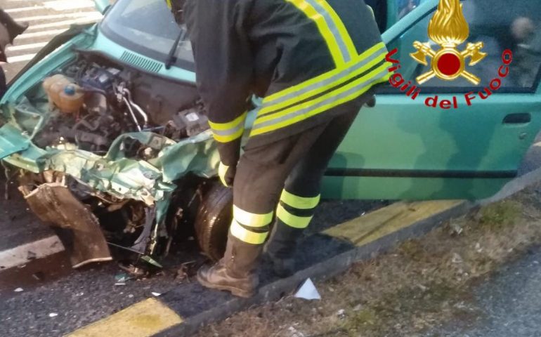 SS 129, due auto si scontrano all’incrocio: anziano portato all’ospedale