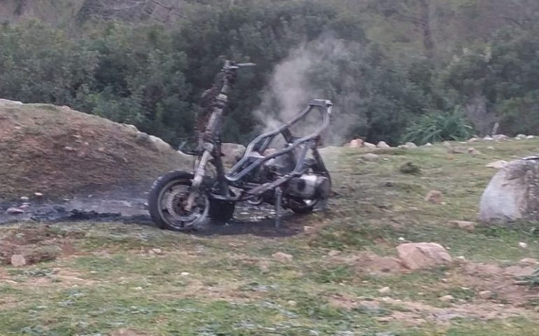 Talana, scooter prende fuoco. Intervenuti i Vigili del fuoco